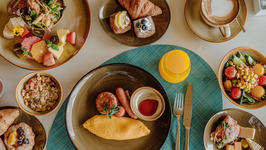 【朝食付】自然に囲まれたレストランで爽やかな一日の始まりを。絶景を臨む露天風呂で癒しのひととき